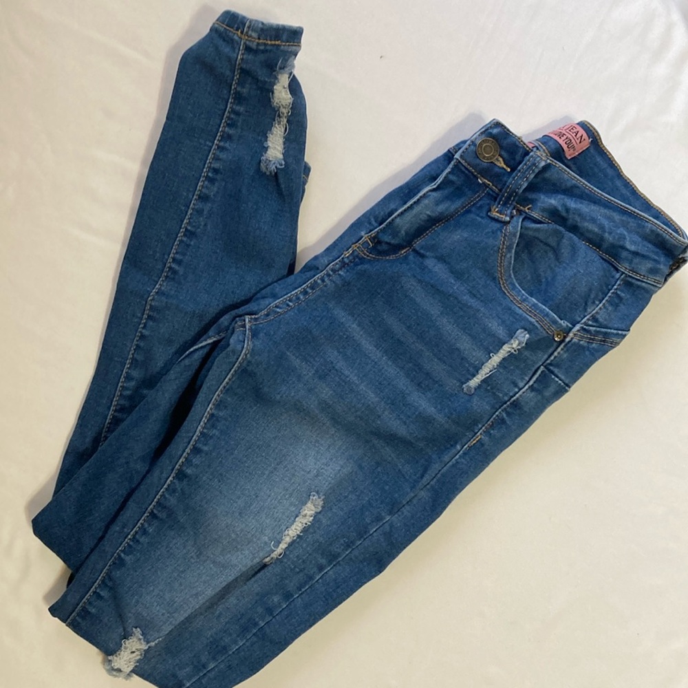 Butt Lifting Straight leg frayed blue jeans in excellent pre~loved condition
